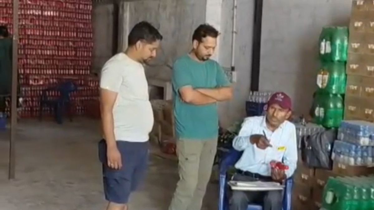 एक्सपायरी कोल्ड ड्रिंक्स: राजस्व और खाद्य विभाग की टीम ने शहर के कई गोदामों और दुकानों पर की छापेमारी
