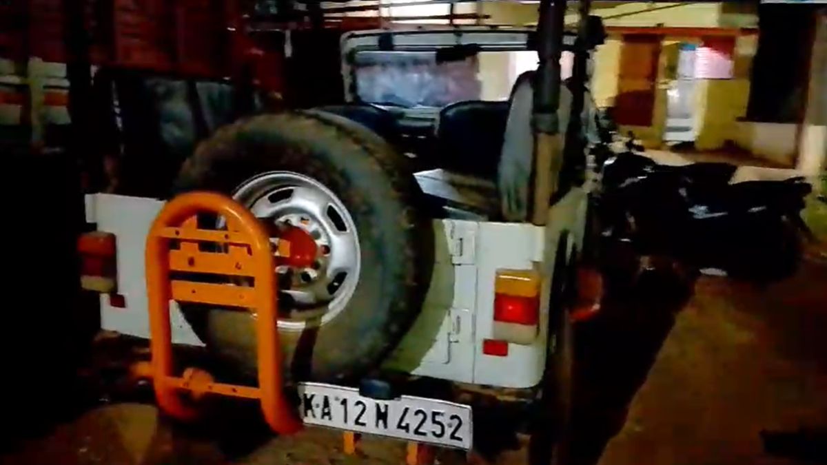 पुलिस की बड़ी कार्रवाई: कर्नाटक पासिंग कार से राइफल और गोला-बारूद बरामद, दो आरोपी गिरफ्तार
