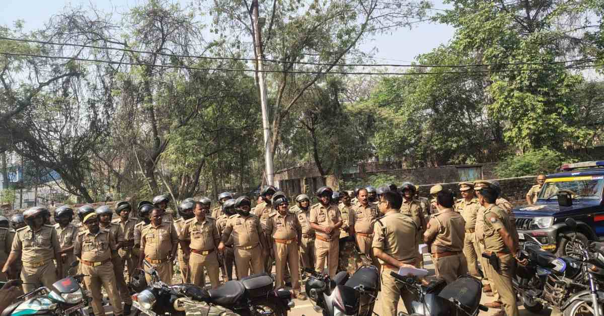 नोएडा से उठी आंदोलन की चिंगारी रोकने पुलिस अलर्ट, चंदौली में सुरक्षा बल तैनात, संभावित घटनाओं से बचने किया गया बंदोबस्त