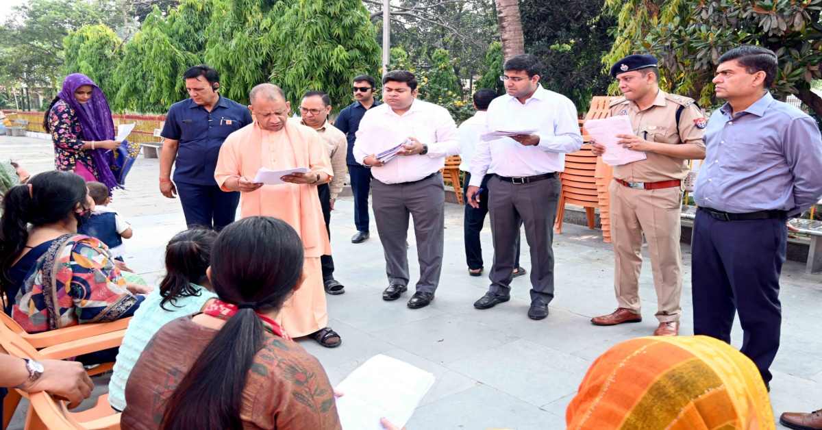 CM Yogi Janta Darshan : सुशासन और जनसेवा की प्रतिबद्धता की भावना के साथ सीएम योगी ने सुनी फरियादियों की शिकायत