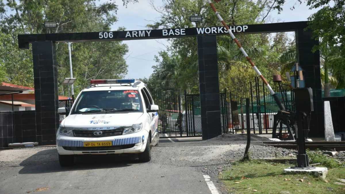 बड़ी खबरः आर्मी वर्कशॉप में यूपी इंटेलिजेंस का छापा, 2 कर्मचारियों को कस्टडी में लेकर पूछताछ, मोबाइल डाटा, हार्ड डिस्क और पेन ड्राइव सीज