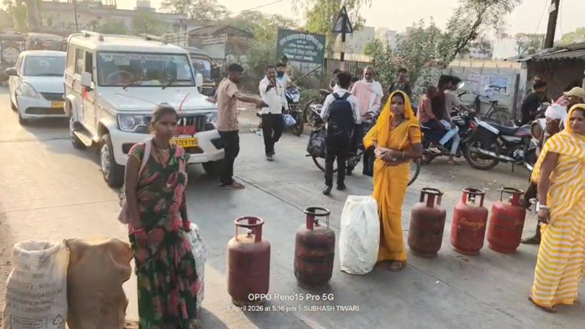 LPG की किल्लतः सड़क पर गैस सिलेंडर रख रोका मंत्री का रास्ता, गाड़ी से नहीं उतरी राधा सिंह