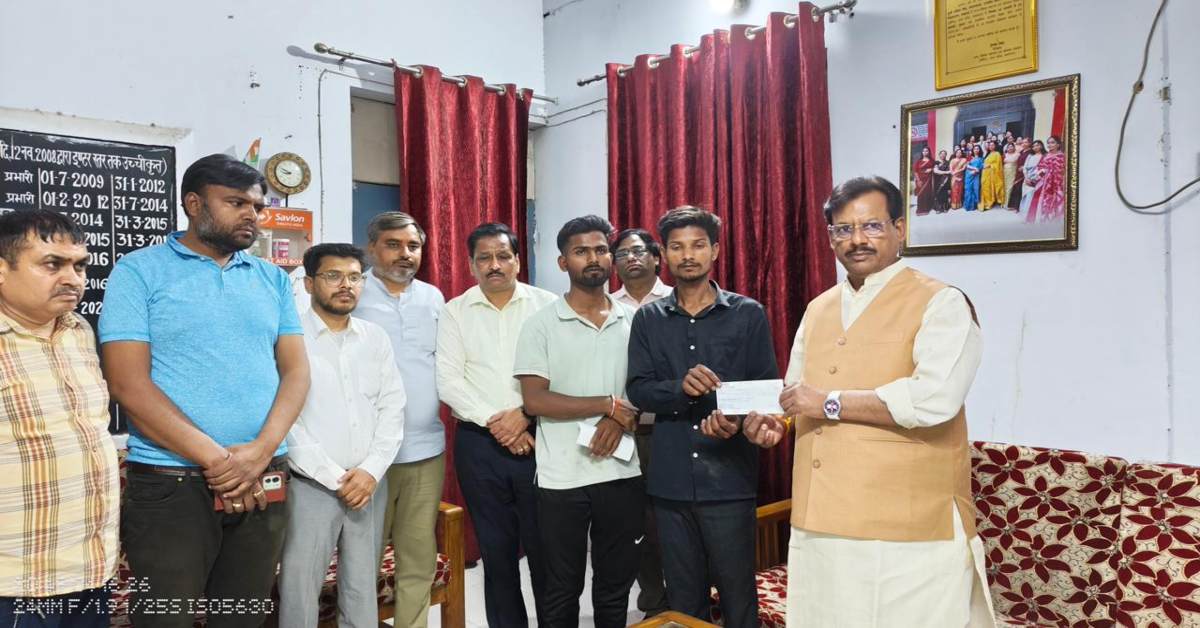 मुआवजे का ‘मलहम’ : लखनऊ अग्निकांड में जान गंवाने वाले बच्चों के परिजनों को दी गई 4-4 लाख रुपये की सहायता राशि