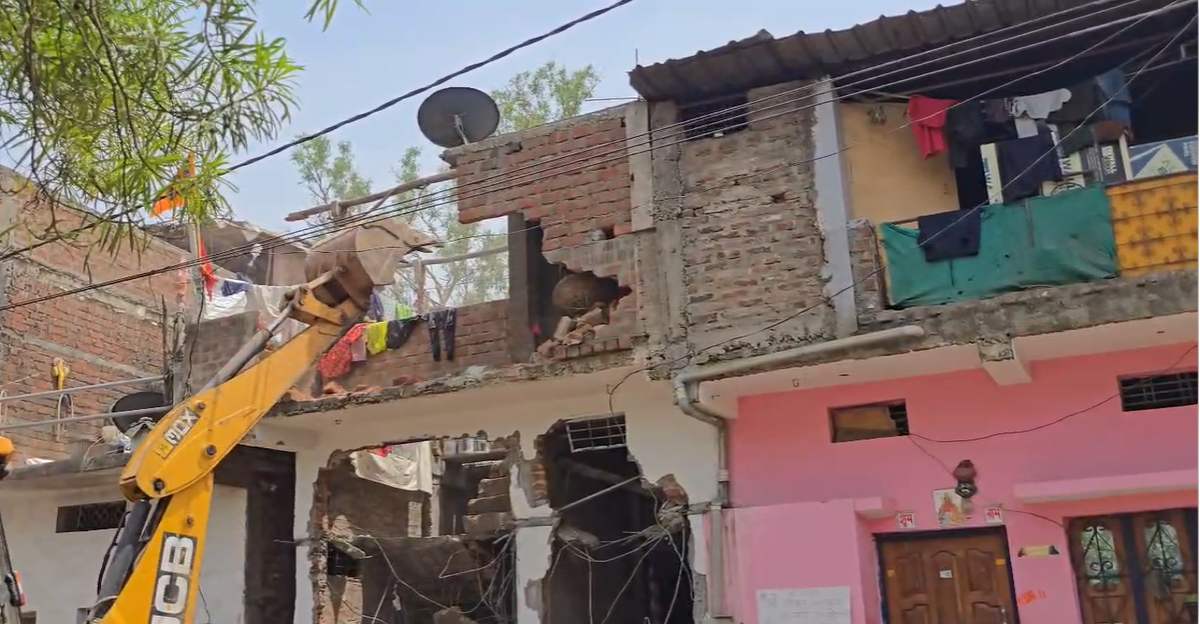 मर्डर के बाद बुलडोजर एक्शन: शौचालय हटाने के विवाद में हुई थी हत्या, पड़ोसी ने आंखों में मिर्ची डालकर मारे थे चाकू, आरोपी की बहन का खून साफ करते वीडियो Viral