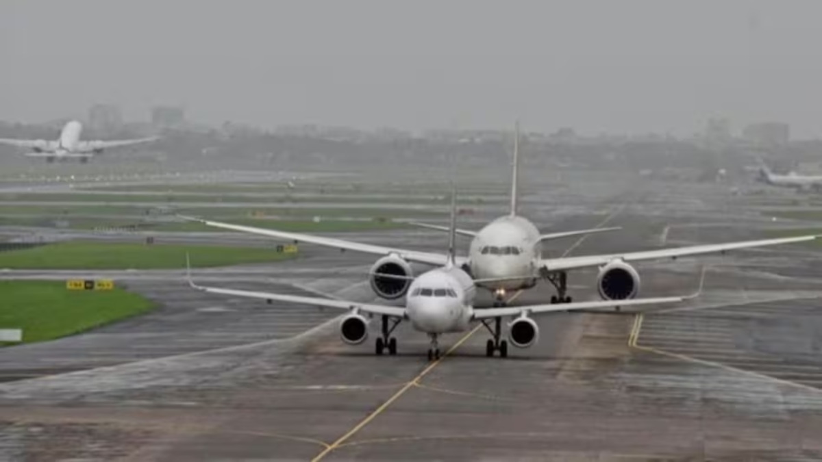 भारतीय वायुसेना के फाइटर जेट की हार्ड लैंडिंग, आधी रात को पुणे एयरपोर्ट रनवे बंद