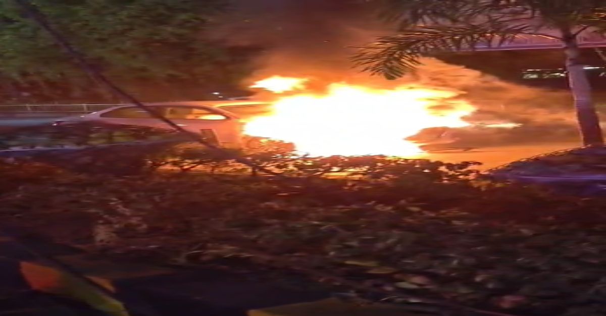 बड़ा हादसा टलाः चलती कार में लगी आग, पूरा परिवार समय रहते बाहर निकल आया, राहगीरों की सूझबूझ से पाया काबू