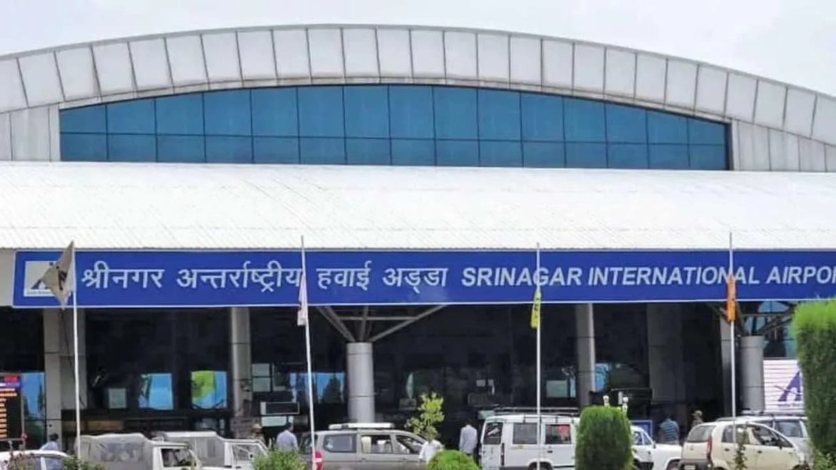 Srinagar Airport: 2 अमेरिकी नागरिक लिए गए हिरासत में, चेकिंग में प्रतिबंधित सैटेलाइट फोन मिलने से मचा हड़कंप