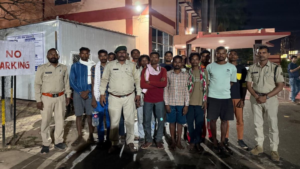 CG News : जंगल पर कब्जे की साजिश नाकाम, 14 ग्रामीण गिरफ्तार