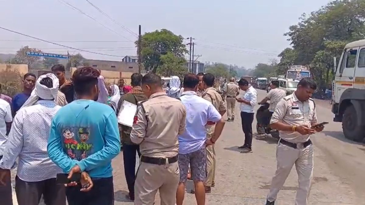 CG Accident News : तेज रफ्तार ट्रेलर ने स्कूटी सवार दादा-पोती को रौंदा, बच्ची की मौत