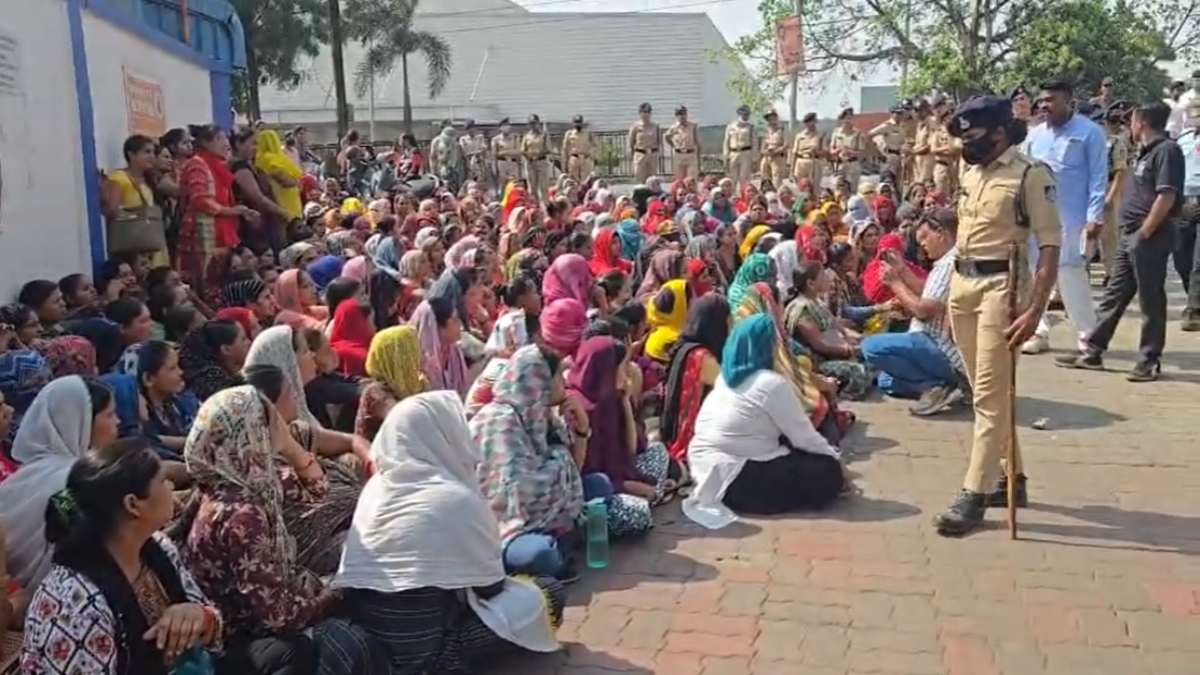 महिला श्रमिकों ने कंपनी के खिलाफ खोला मोर्चाः न्यूनतम मजदूरी की मांग को लेकर किया विरोध प्रदर्शन