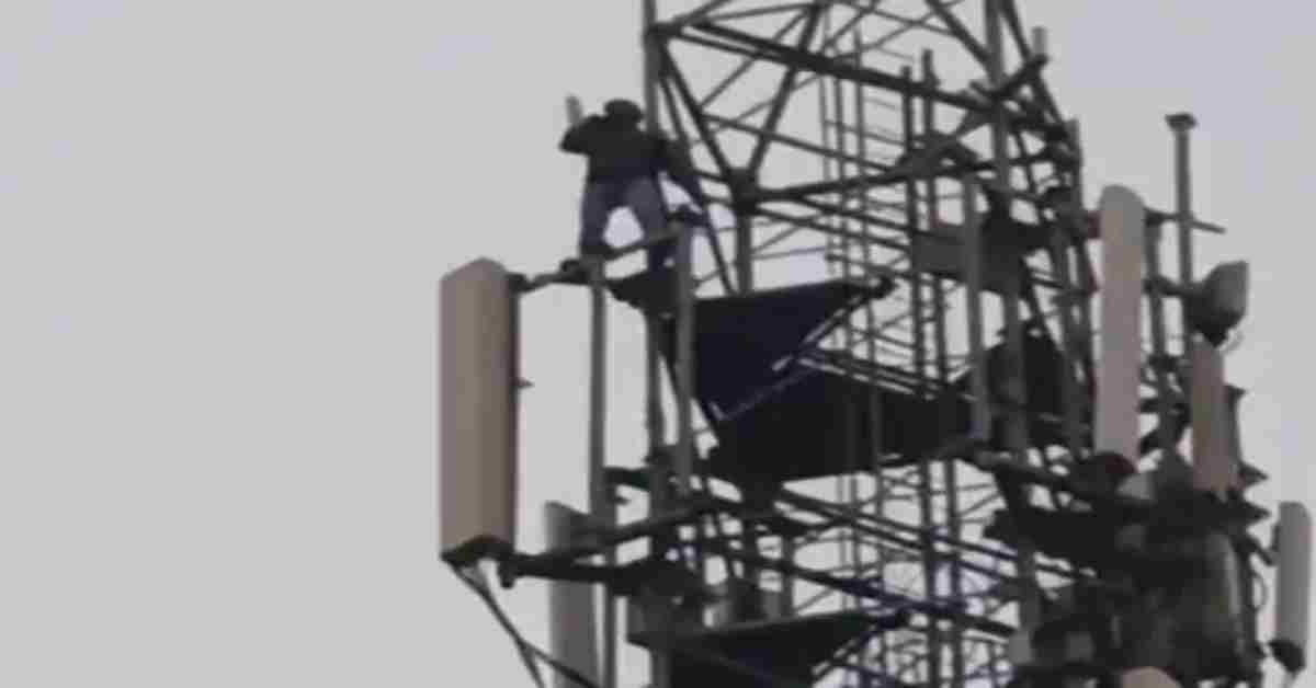 मेरी बीवी को बुलाओ नहीं तो… पत्नी के लिए टावर पर चढ़ा युवक, 2 घंटे तक चला हाई वोल्टेज ड्रामा