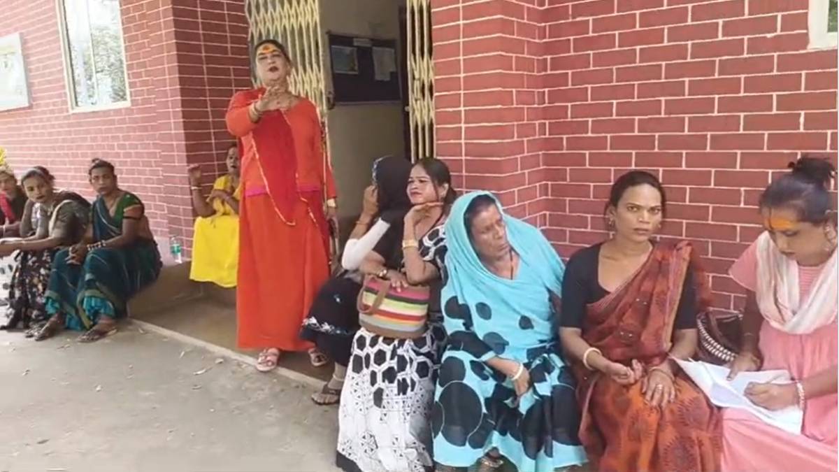 किन्नरों का विवाद पहुंचा पुलिस तकः थाने में सुनवाई नहीं हुई तो घुसे एसपी बंगला, नारेबाजी कर जताया आक्रोश