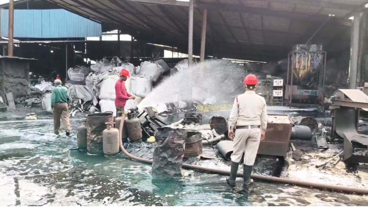 बड़ी खबर : कार्बन फैक्ट्री में केमिकल टैंक फटा, बाल-बाल बचे मजदूर