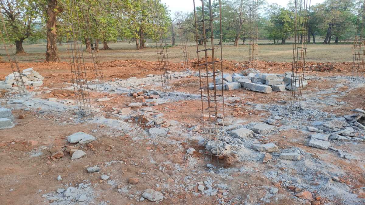 खबर का असर : निर्माणाधीन स्कूल भवन को जेसीबी से तोड़ा गया, घटिया मटेरियल का हुआ था उपयोग, ठेकेदार और इंजीनियर पर भी गिर सकती है गाज