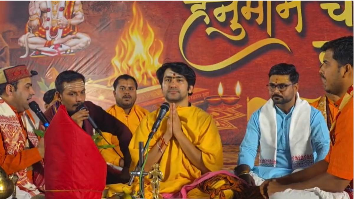 बागेश्वर धाम में ऑनलाइन हनुमान चालीसा हवनः लाखों लोगों ने एकसाथ दी आहुति, सनातनियों ने अद्भुत आध्यात्मिक एकता का दिया परिचय