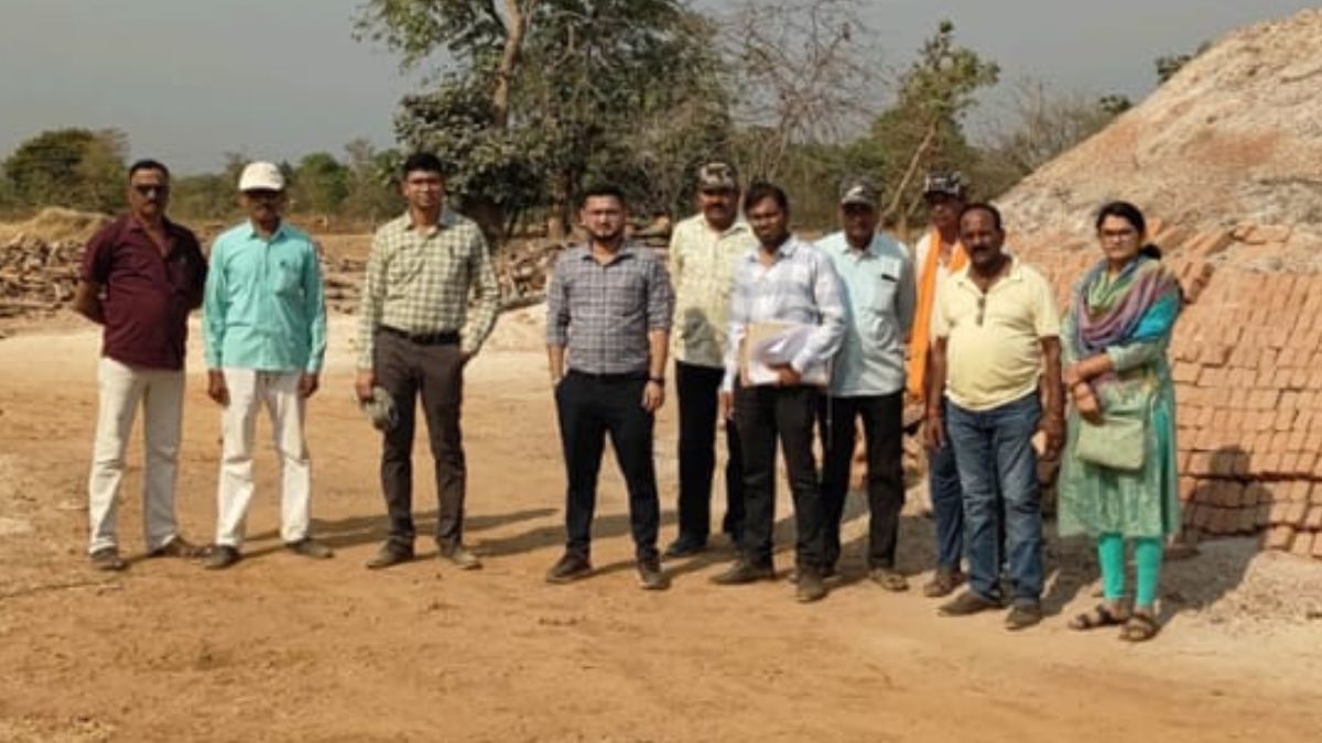 CG News : अवैध ईंट भट्ठे पर प्रशासन की कार्रवाई, लाखों की ईंट, लकड़ी और अन्य सामग्री जब्त