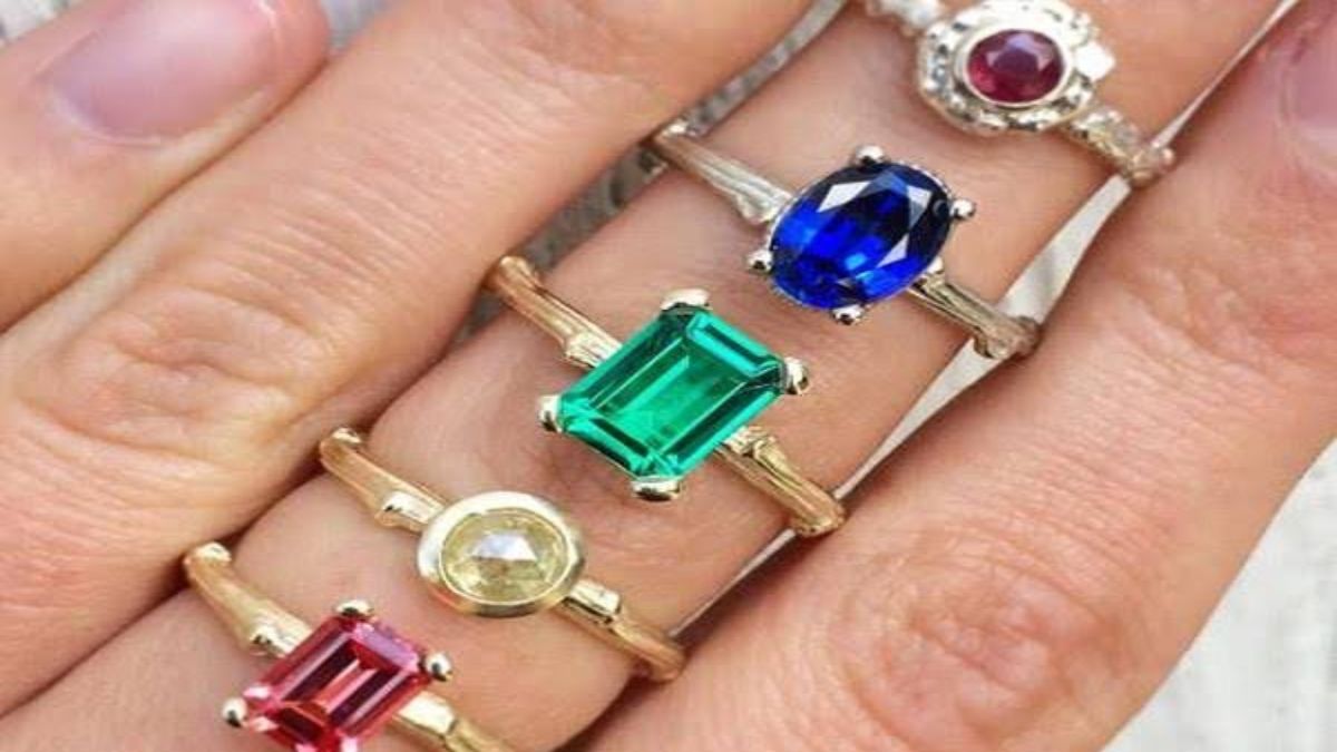 रत्न वाली अंगूठी को उंगली बार-बार उतार देते हैं आप, तो पहले जान ले यह बात …