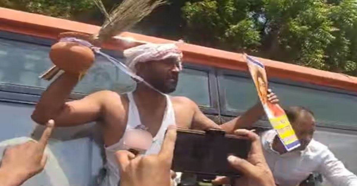 69000 शिक्षक भर्ती : अभ्यर्थियों ने फिर भरी हुंकार, गले में मटकी और झाड़ू, विधानसभा के बाहर हंगामा