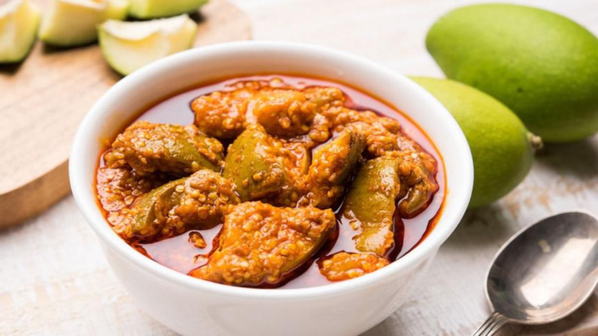 सालभर के लिए बना रहे हैं आम का अचार, तो इन बातों का रखें ध्यान …