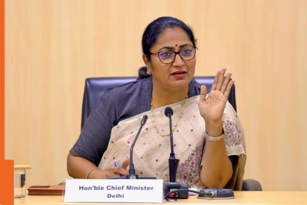 मुख्यमंत्री रेखा गुप्ता ने ऑन ग्राउंड आजादपुर मंडी का किया निरीक्षण, तय समय में विकास कार्य कराने की दी हिदायत