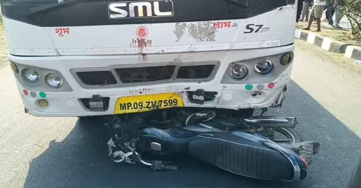 रफ्तार का कहरः बस ने बाइक को मारी टक्कर, युवक की मौके पर ही मौत, गुस्साए लोगों ने सड़क पर लगाया जाम