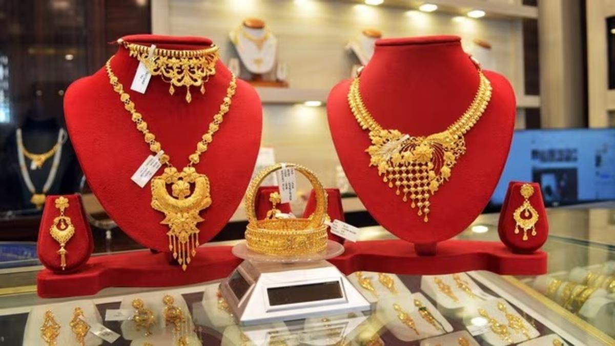 Gold Silver Price Today : सोना-चांदी में गिरावट जारी, फेड पर बाजार का फोकस, जानिए किस भाव में बिक रहे जेवर ?