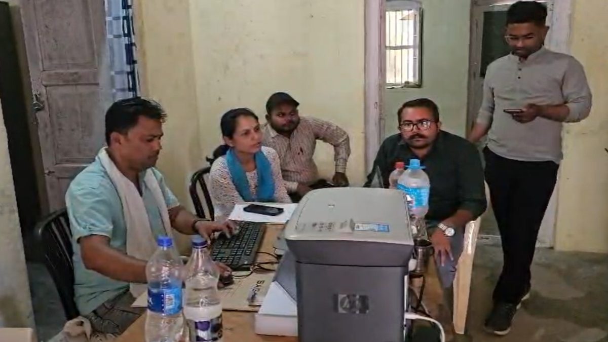 वनरक्षक निकला घूसखोरः लोकायुक्त ने 5 हजार रिश्वत लेते रंगे हाथों किया गिरफ्तार, कार्रवाई जारी