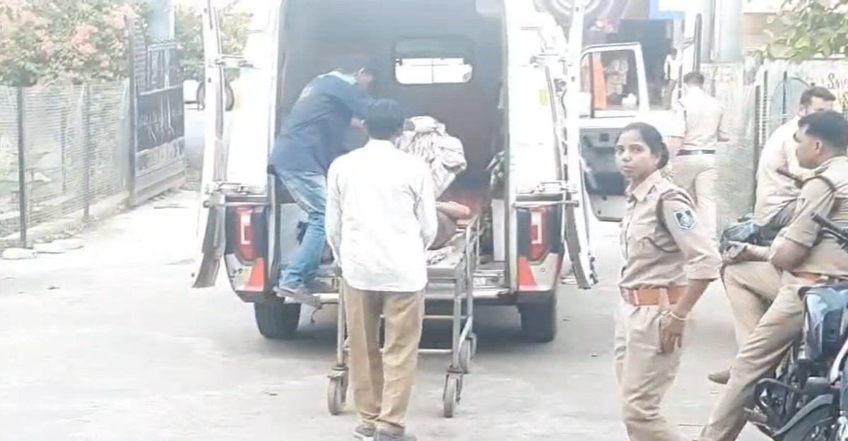 दर्दनाक हादसा: रसोईघर में गैस सिलेंडर फटने से पति की मौत, पत्नी गंभीर, कॉलोनी में मचा हड़कंप