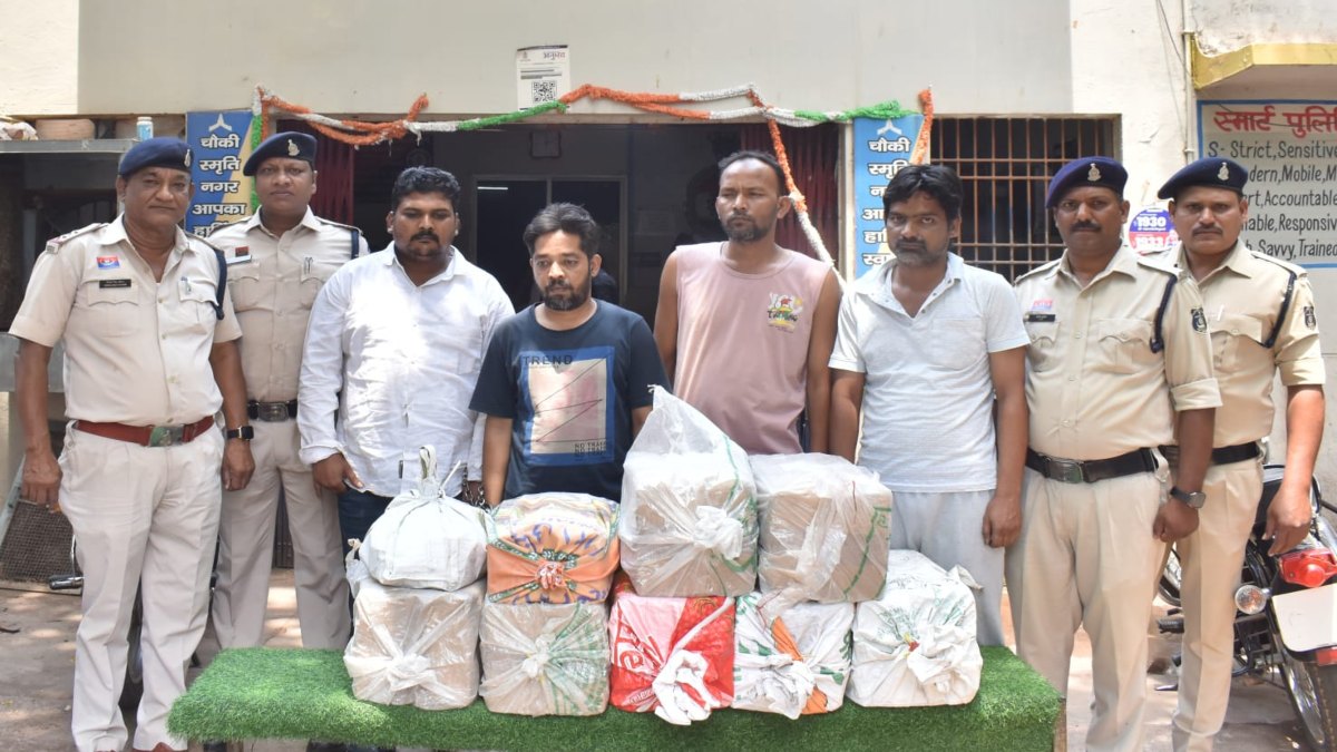 नशीली सिरप तस्करी गिरोह का भंडाफोड़ : फर्जी ड्रग लाइसेंस बनाकर चला रहे थे नेटवर्क, 7 कार्टून सिरप के साथ 4 आरोपी गिरफ्तार