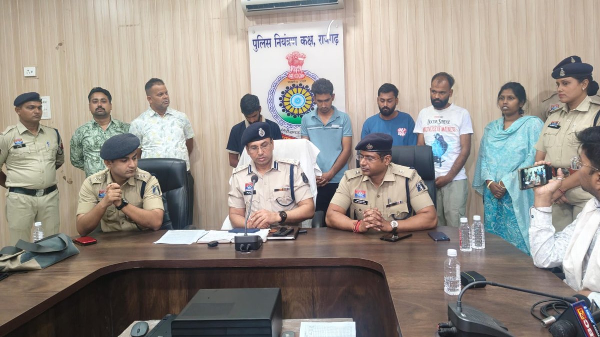 डिजिटल अरेस्ट ठगी का खुलासा : फर्जी अधिकारी बनकर रिटायर्ड अफसर से 37 लाख की ठगी, CG पुलिस ने राजस्थान से महिला समेत 5 आरोपियों को दबोचा, SSP शशि मोहन ने किया खुलासा