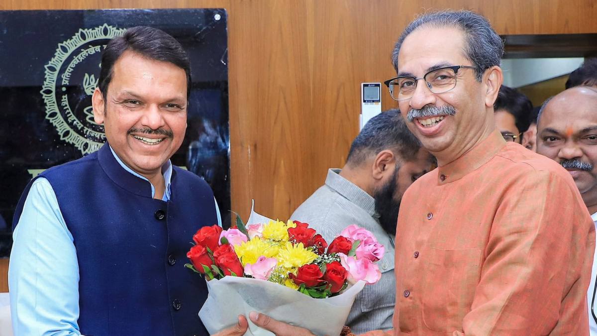 महाराष्ट्र की राजनीति में सियासी हलचल! CM फडणवीस से उद्धव ठाकरे की हुई मध्यरात्री मुलाकात, संजय राउत ने कहा- अभी बहुत कुछ होना बाकी है