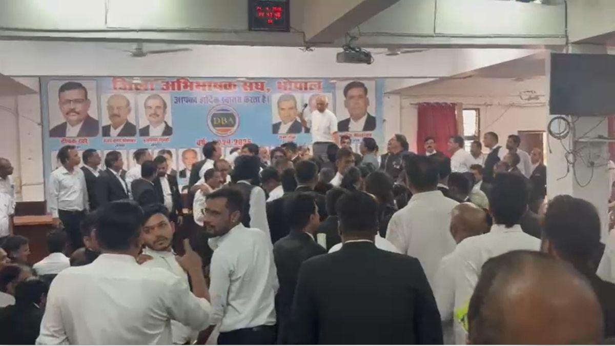 भोपाल बार एसोसिएशन चुनाव में बवाल: वकीलों के दो गुटों में झूमा-झटकी, स्टेट बार काउंसिल ऑफ से शिकायत