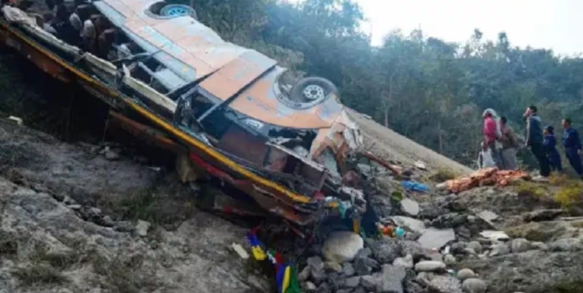 नेपाल के पिउठान में सड़क हादसा: 1 महिला समेत 2 की मौत और 19 घायल, CM योगी ने 2 लाख रुपये प्रति परिवार राशि देने की घोषणा की