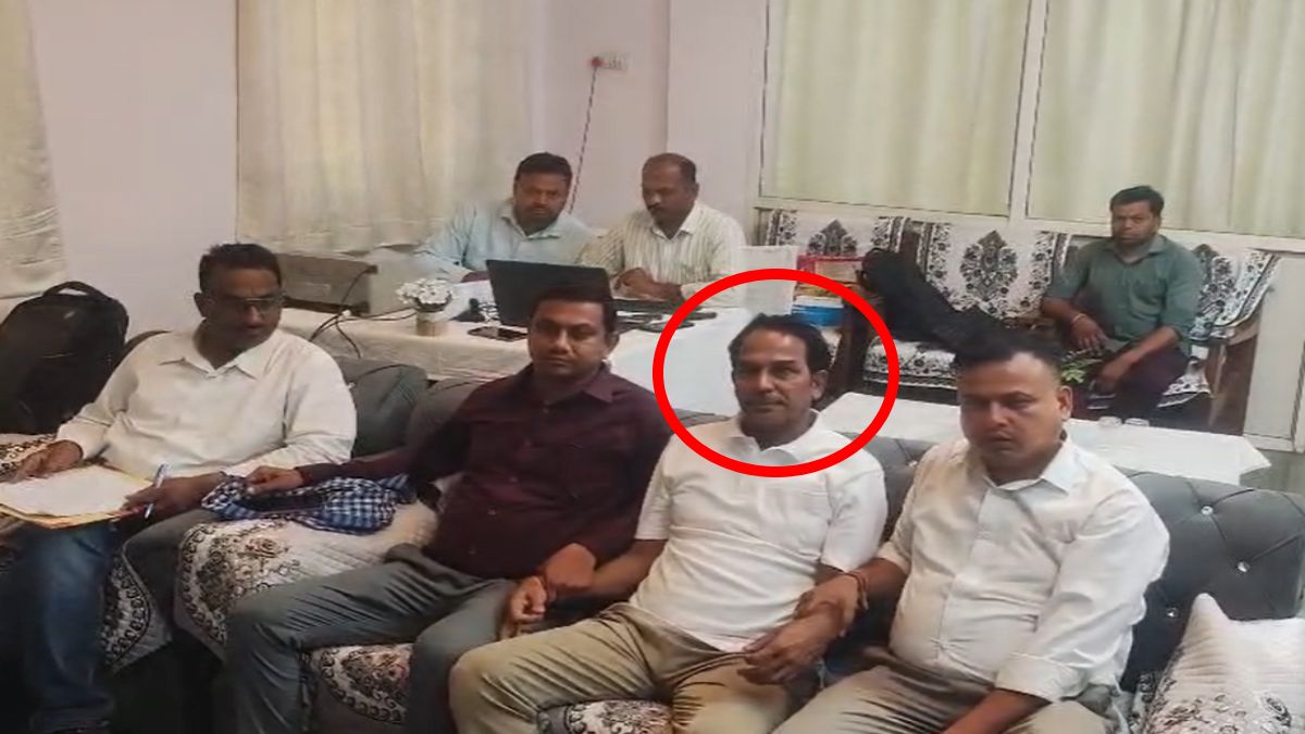 2 हजार के लिए नीयत खराबः रिश्वत लेते BEO घर से गिरफ्तार, वेतन अनुमोदन के लिए मांगी थी घूस
