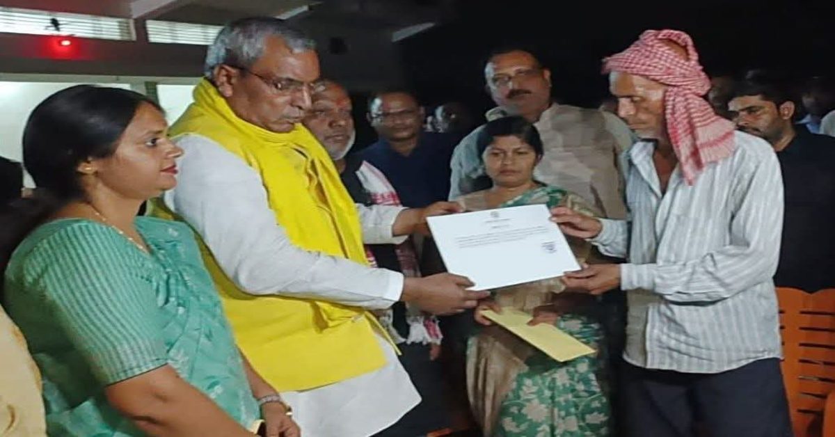 किशोरी की हत्या : परिजन के घर पहुंचे राजभर, परिवार को दी 5 लाख रुपये और डेढ़ बीघा जमीन की सहायता