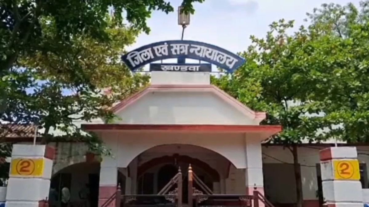 हॉस्टल अधीक्षक को 3 साल की सजा: फर्जी मार्कशीट से नौकरी मामले में कोर्ट का फैसला, कैमरा देख मुंह छिपाकर भागा