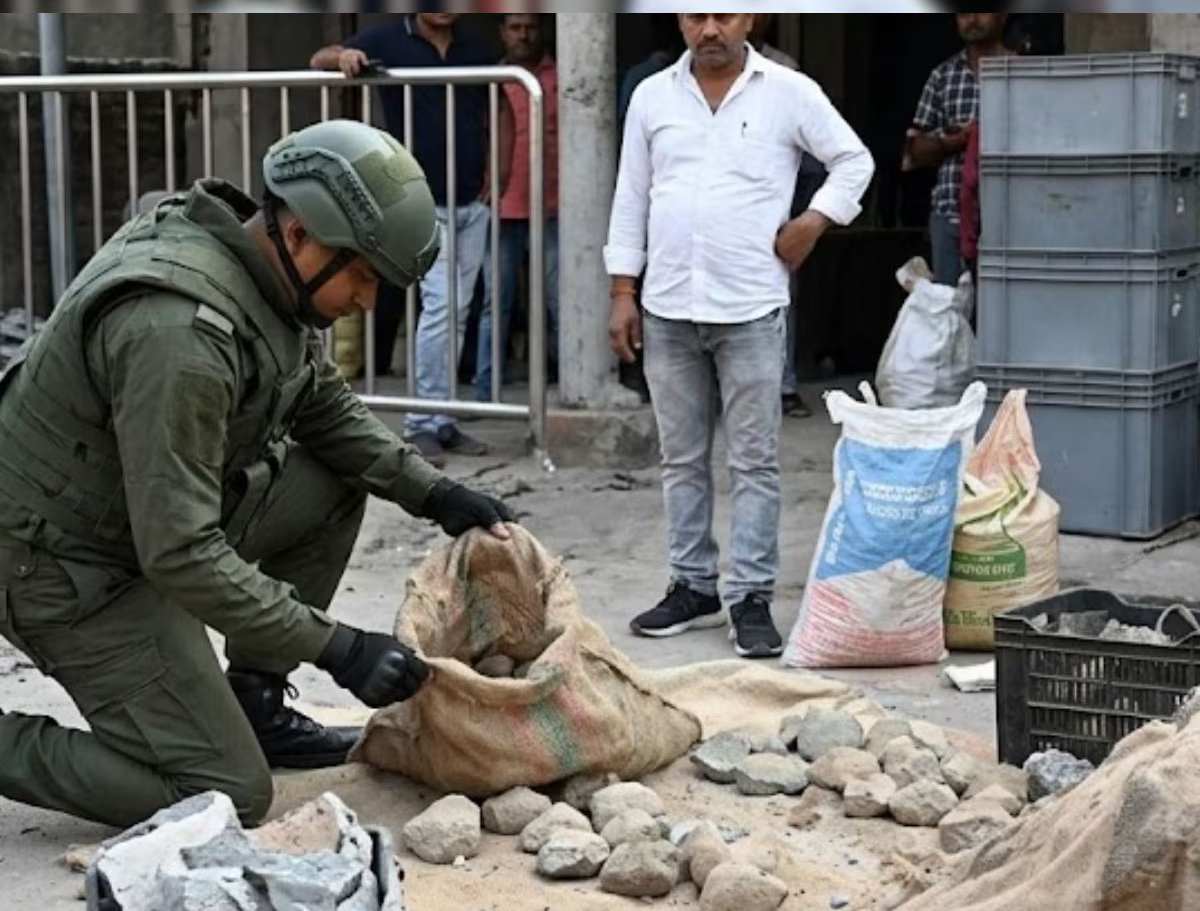 बंगाल में चुनावी माहौल बीच 100 देसी जिंदा बम बरामद, TMC कार्यकर्ता के घर मिलने से सियासी पारा चढ़ा