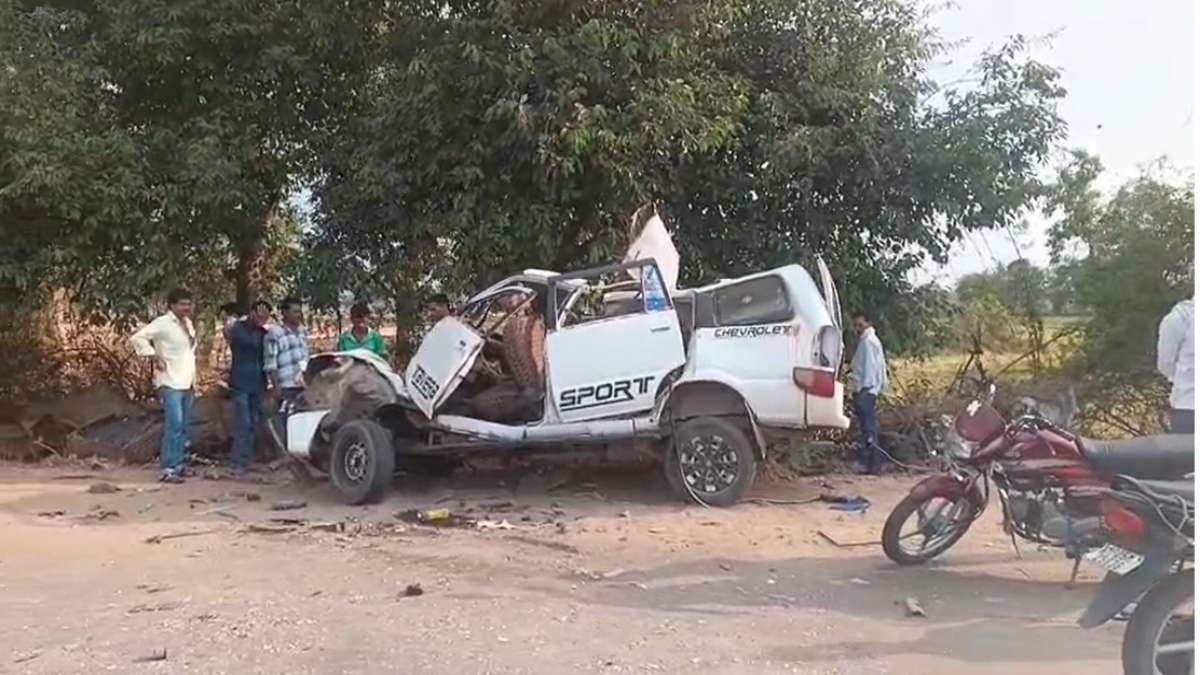 MP भीषण सड़क हादसे में 5 मौतः नर्मदापुरम में देर रात मालवाहक और बाराती वाहन में हुई टक्कर, गांव में पसरा मातम