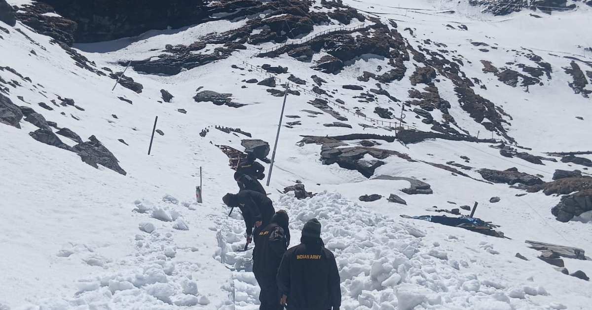 श्री हेमकुंट साहिब यात्रा को सुगम, सुरक्षित और व्यवस्थित बनाने जुटे सेना के जवान, मार्ग से हटाई जा रही बर्फ