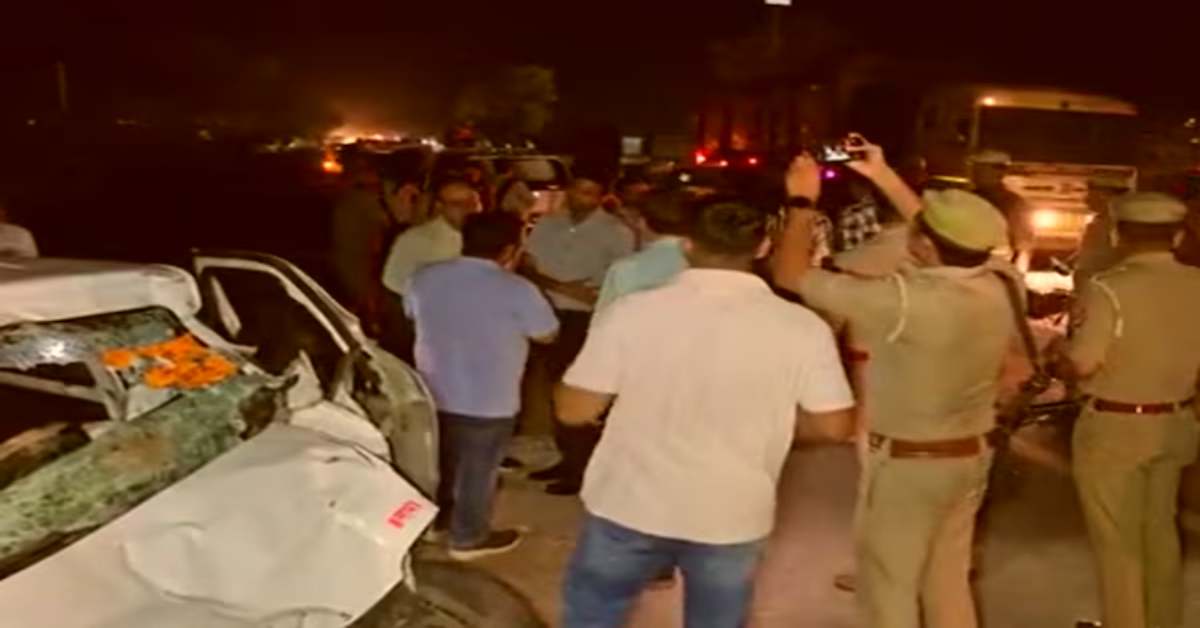 पल भर में खुशियां खाकः ट्रक और कार के बीच जोरदार भिड़ंत, 4 बारातियों की मौत, 3 की हालत देख चीख पड़े लोग