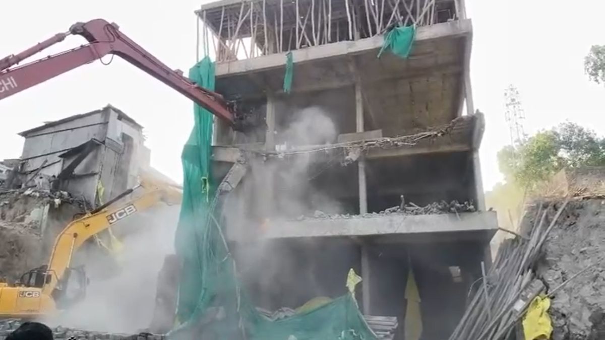 इंदौर में अवैध निर्माण के खिलाफ सख्त एक्शनः नगर निगम ने अवैध हिस्सों पर चलाया बुलडोजर