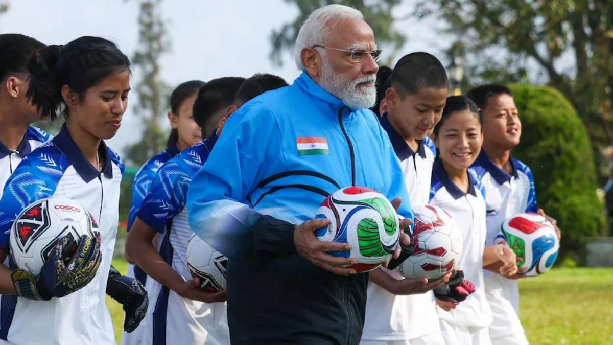 पीएम मोदी ने गोल कर खिलाड़ियों संग किया सेलिब्रेट, युवाओं के साथ लगाई ‘किक’, शेयर की तस्वीरें