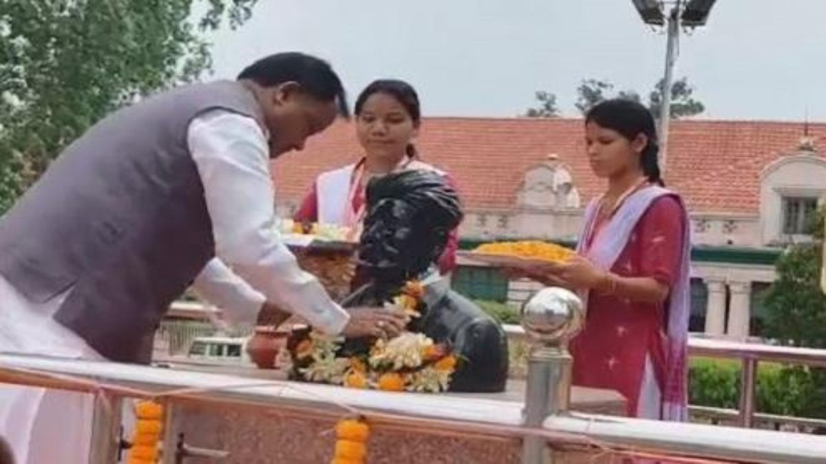 मुख्यमंत्री मोहन चरण माझी ने मधुसूदन दास की प्रतिमा पर किया माल्यार्पण …