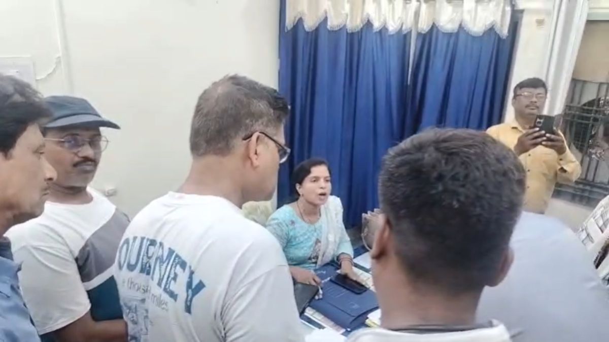 Bilaspur News: हल्की बारिश से शहर में 18 घंटे का ब्लैकआउट, आक्रोशित लोगों ने बिजली ऑफिस पहुंचकर अधिकारियों को सुनाई खरी-खोटी