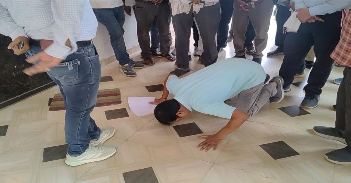 ‘साहब! अब तो सुन लो’: मांगों को लेकर पटवारी संघ अध्यक्ष ने तहसीलदार के सामने जमीन पर रगड़ी नाक