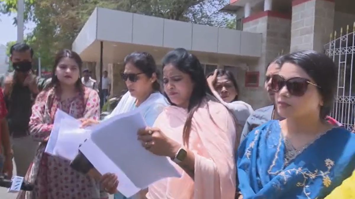 बीजेपी विधायक की राज्यपाल से शिकायतः महिला कांग्रेस  प्रतिनिधिमंडल ने मंगू भाई पटेल से की मुलाकात, जानें क्या है मामला