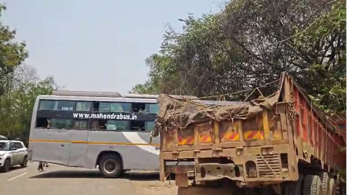 NH-30 पर भीषण हादसा VIDEO : महिंद्रा बस और ट्रक में भिड़ंत, 12 से अधिक यात्री घायल