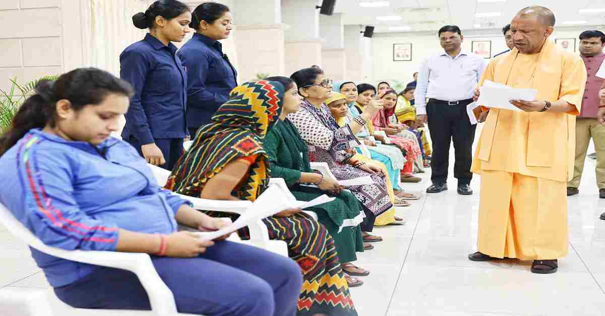 CM योगी ने लगाया जनता दर्शन: एक-एक कर सुनी सबकी फरियाद, कहा- हर समस्या का होगा समाधान