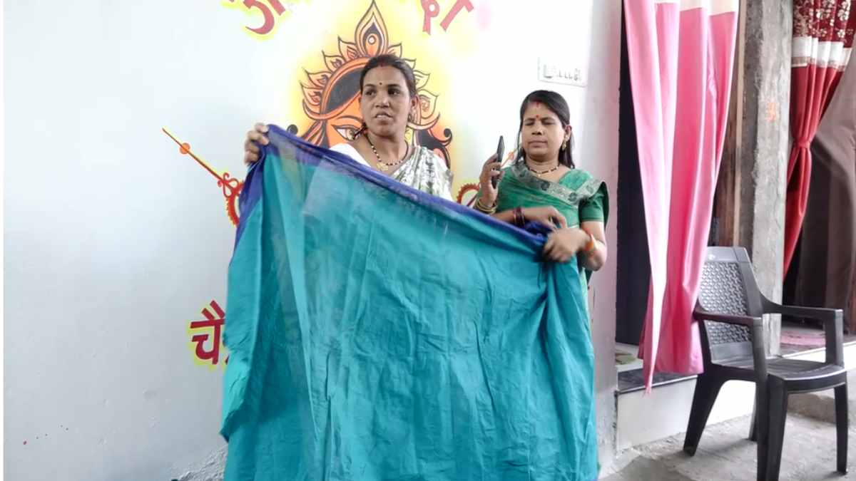 महिला एवं बाल विकास विभाग में साड़ी घोटाला : आंगनबाड़ी कार्यकर्ताओं को 5.5 की बजाय 5 मीटर की बांटी साड़ी, धोने के बाद उतरा रंग, मंत्री राजवाड़े ने दिए जांच के आदेश