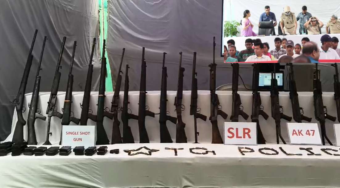 दक्षिण बस्तर DVC को बड़ा झटका : तेलंगाना में 47 नक्सलियों का ऐतिहासिक सरेंडर, भारी मात्रा में हथियार भी सौंपे